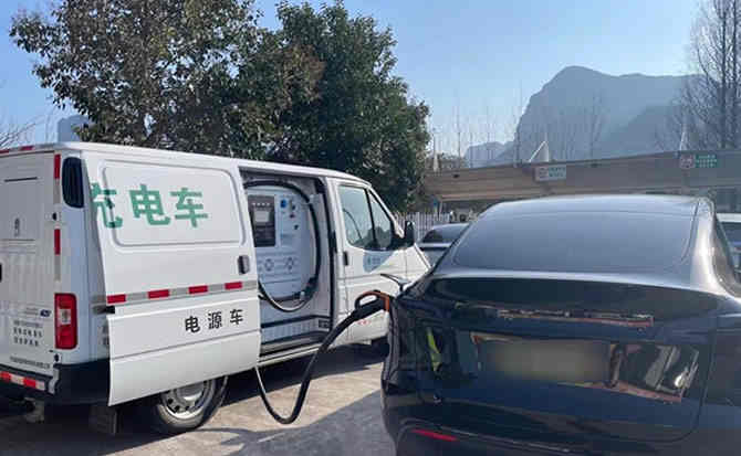 新泰汽车搭电